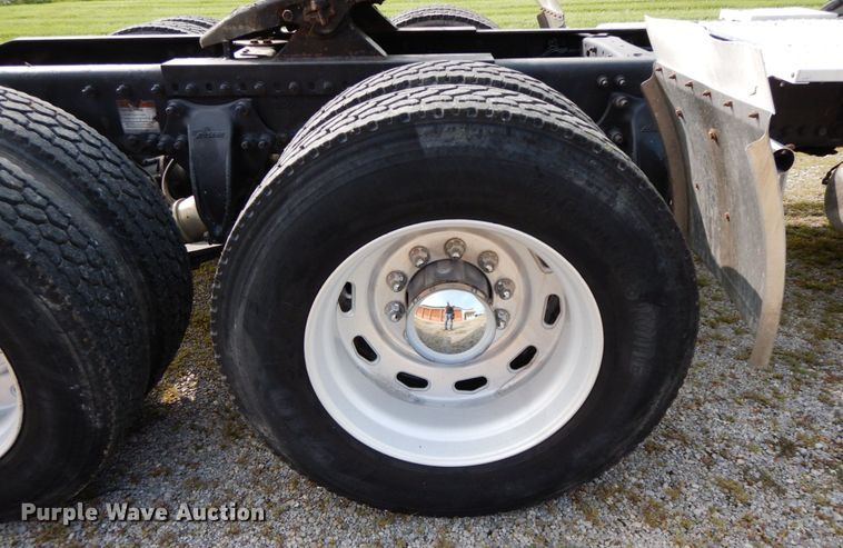 image for item HJ9689 2010 Freightliner Cascadia  semi truck