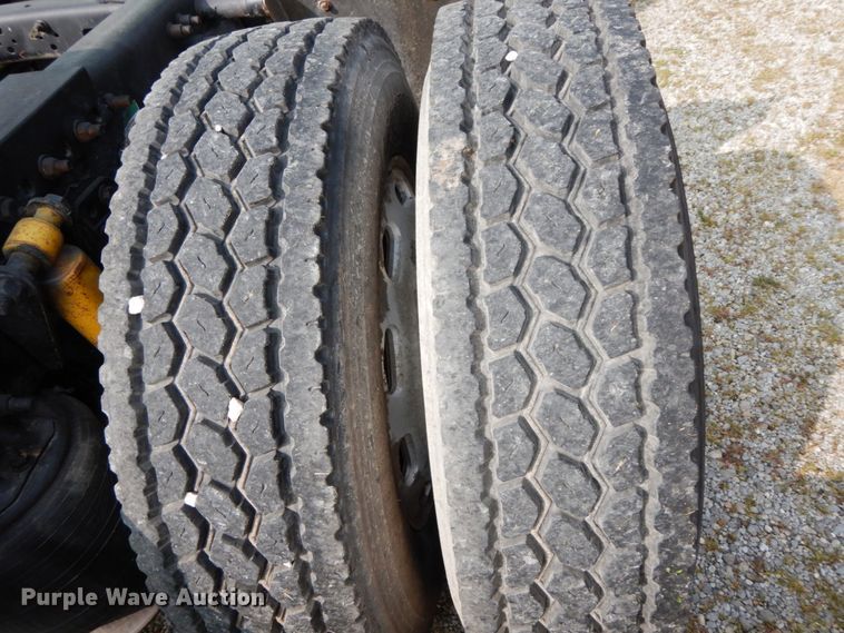 image for item HJ9689 2010 Freightliner Cascadia  semi truck