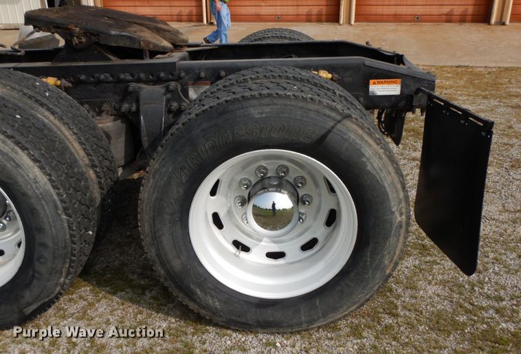 image for item HJ9689 2010 Freightliner Cascadia  semi truck