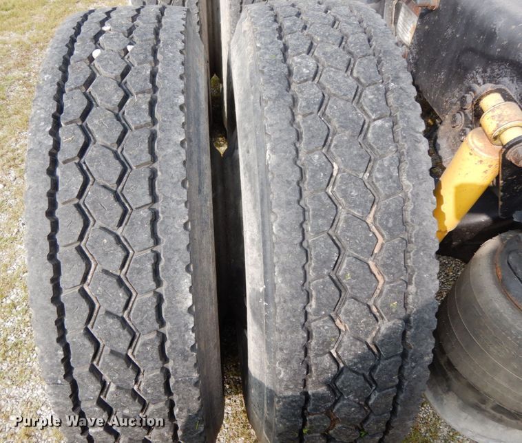 image for item HJ9689 2010 Freightliner Cascadia  semi truck