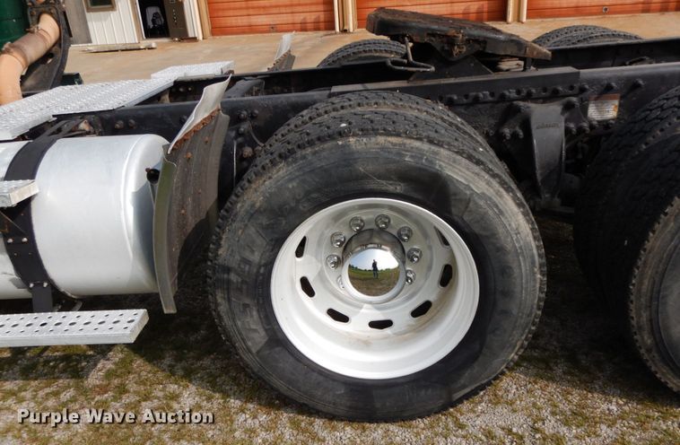 image for item HJ9689 2010 Freightliner Cascadia  semi truck