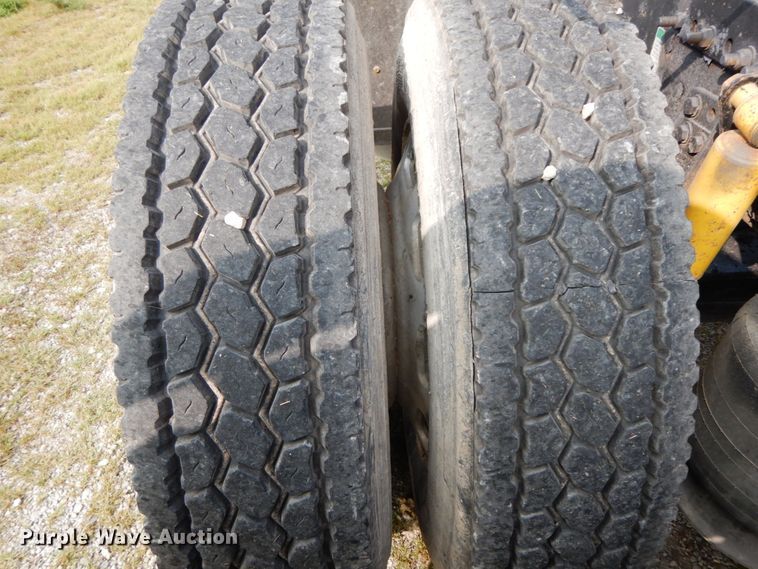 image for item HJ9689 2010 Freightliner Cascadia  semi truck