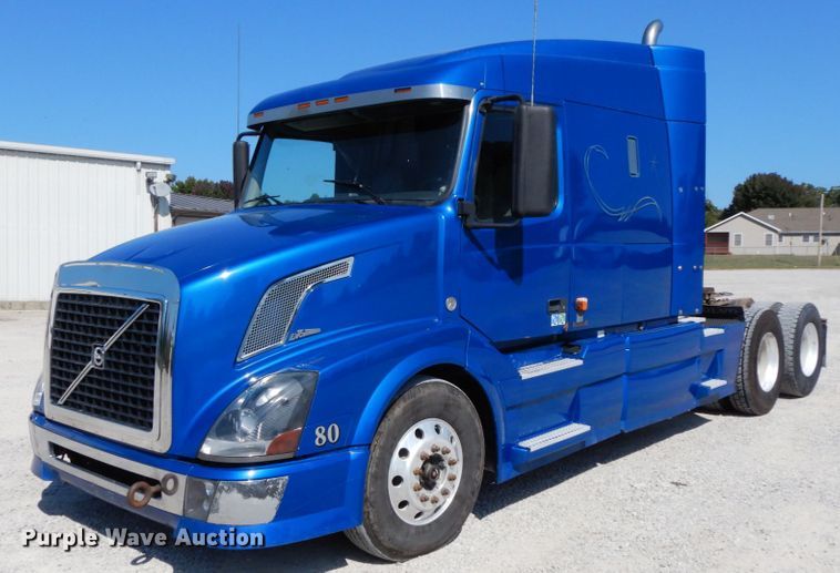 image for item HJ9718 2007 Volvo VN  10th Anniversary Series semi truck