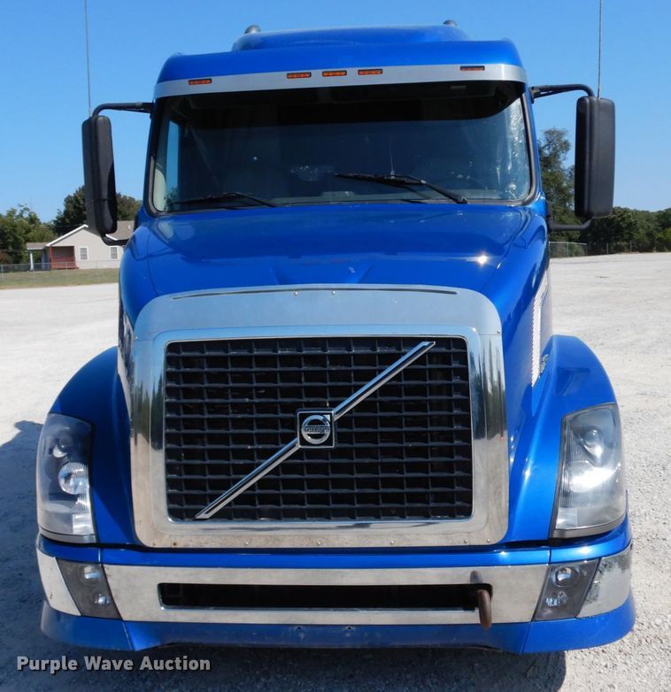image for item HJ9718 2007 Volvo VN  10th Anniversary Series semi truck
