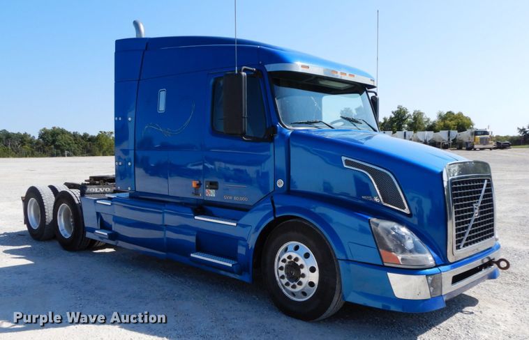 image for item HJ9718 2007 Volvo VN  10th Anniversary Series semi truck