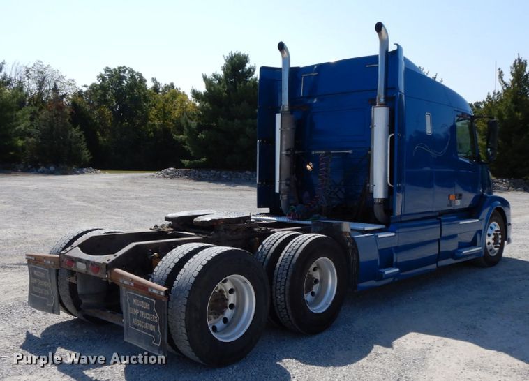 image for item HJ9718 2007 Volvo VN  10th Anniversary Series semi truck