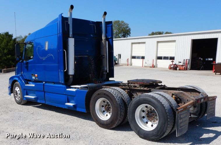 image for item HJ9718 2007 Volvo VN  10th Anniversary Series semi truck