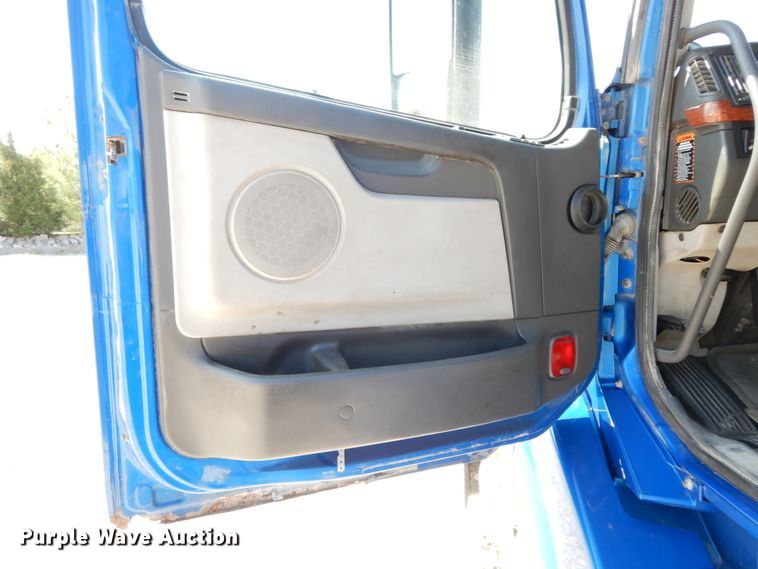 image for item HJ9718 2007 Volvo VN  10th Anniversary Series semi truck