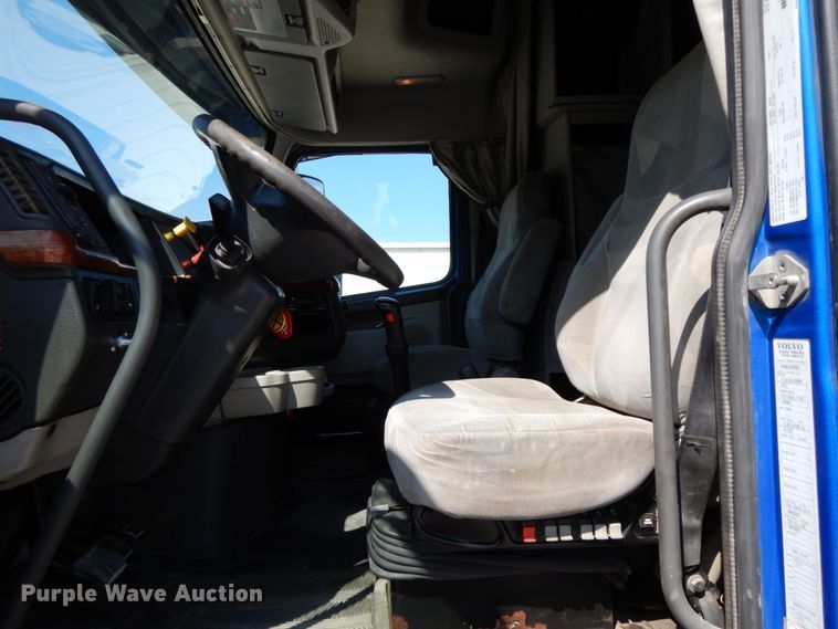 image for item HJ9718 2007 Volvo VN  10th Anniversary Series semi truck