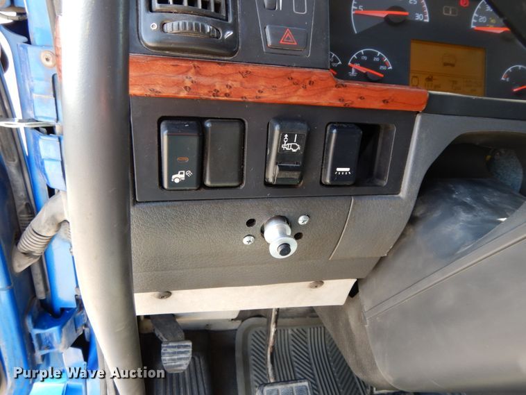 image for item HJ9718 2007 Volvo VN  10th Anniversary Series semi truck