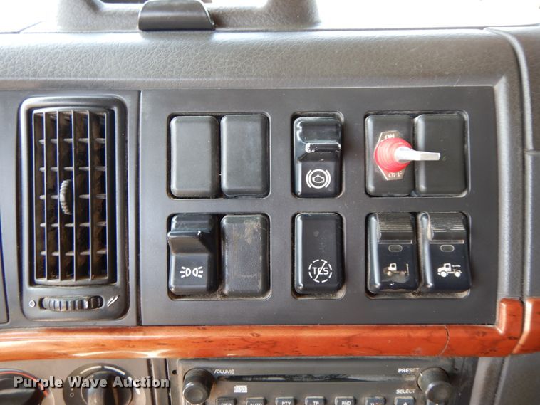 image for item HJ9718 2007 Volvo VN  10th Anniversary Series semi truck