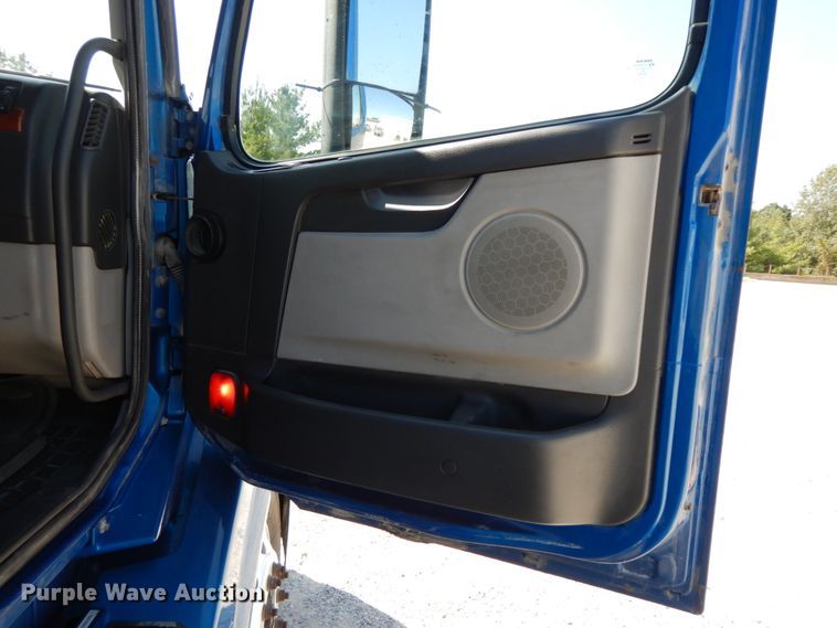 image for item HJ9718 2007 Volvo VN  10th Anniversary Series semi truck