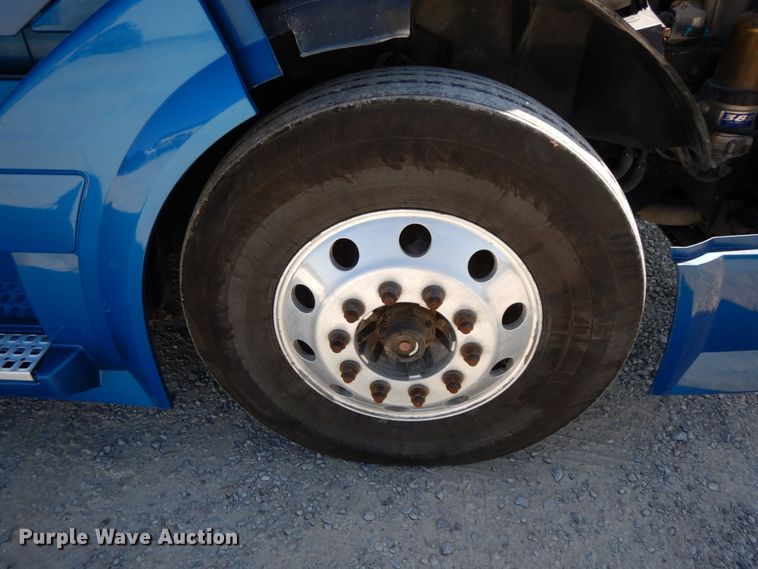 image for item HJ9718 2007 Volvo VN  10th Anniversary Series semi truck