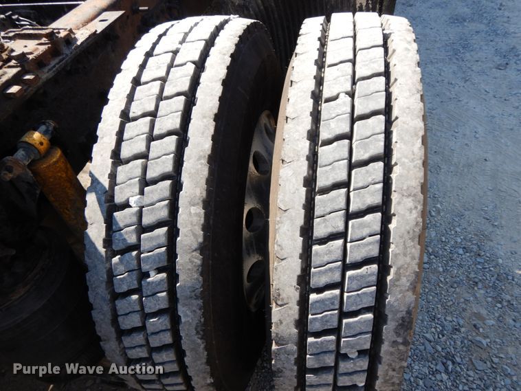 image for item HJ9718 2007 Volvo VN  10th Anniversary Series semi truck