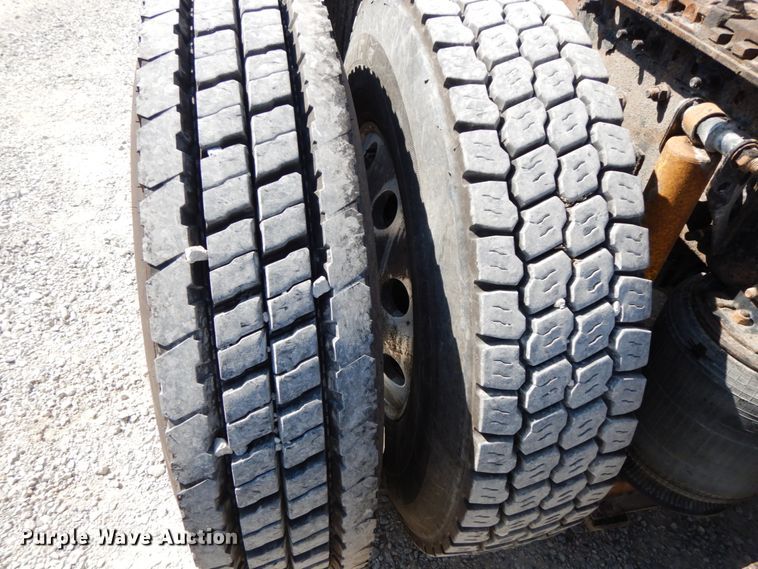 image for item HJ9718 2007 Volvo VN  10th Anniversary Series semi truck