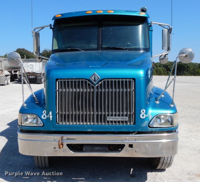 image for item HJ9719 2000 International 9200i  semi truck