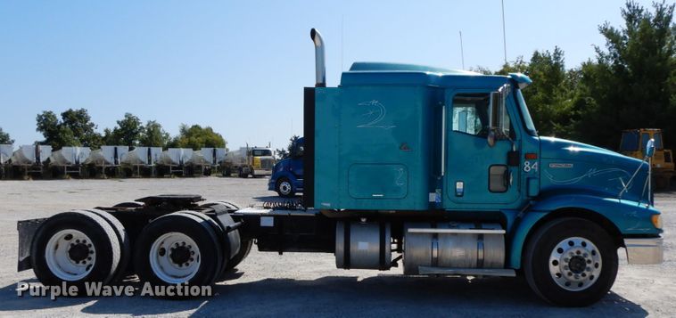 image for item HJ9719 2000 International 9200i  semi truck