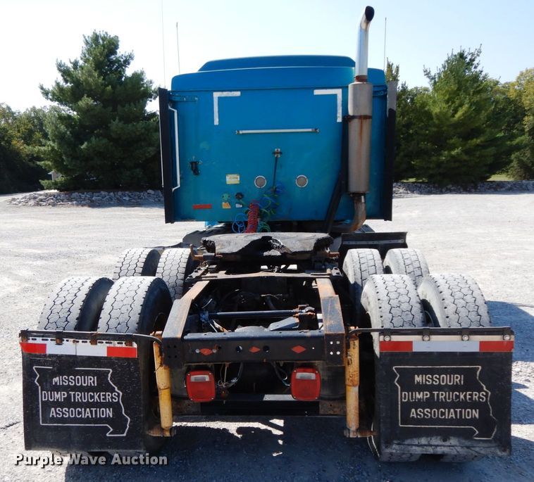 image for item HJ9719 2000 International 9200i  semi truck