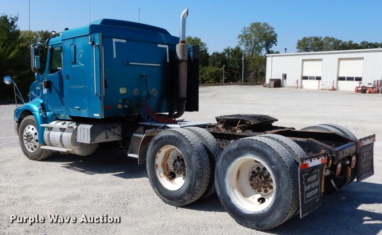 image for item HJ9719 2000 International 9200i  semi truck