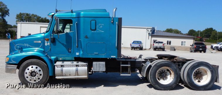 image for item HJ9719 2000 International 9200i  semi truck