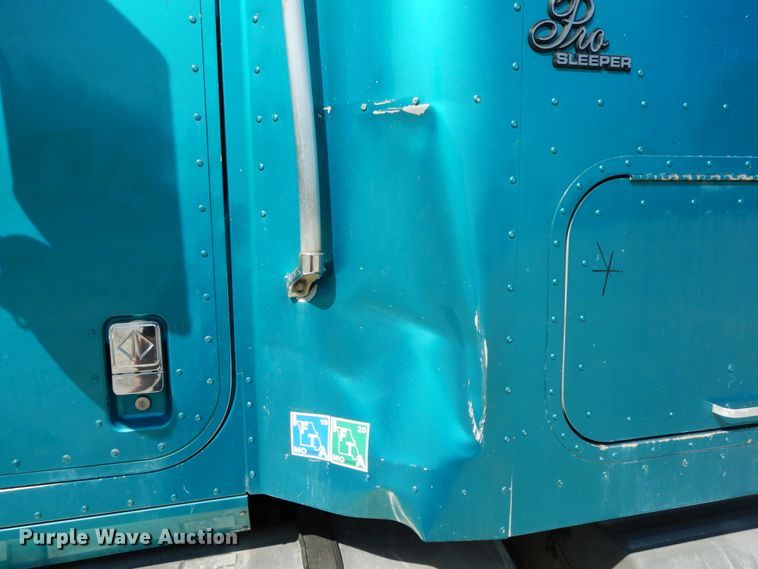 image for item HJ9719 2000 International 9200i  semi truck