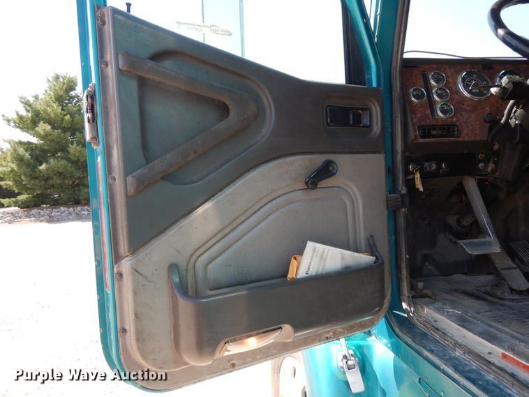 image for item HJ9719 2000 International 9200i  semi truck