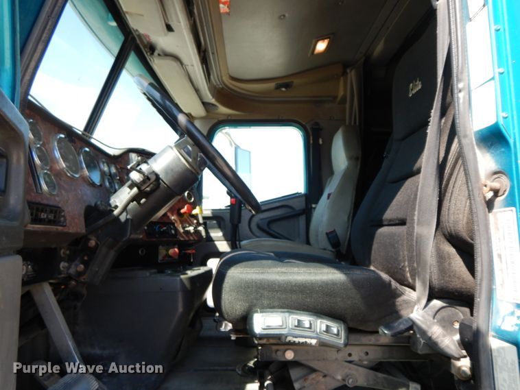 image for item HJ9719 2000 International 9200i  semi truck