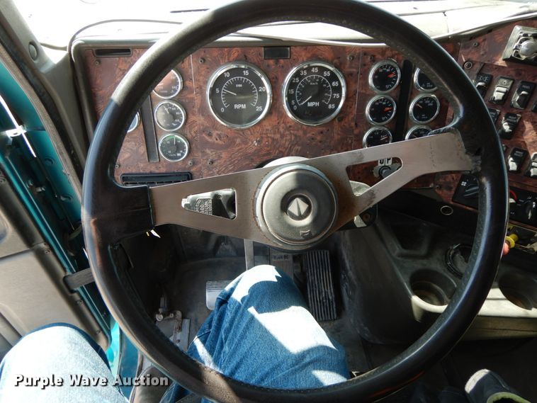 image for item HJ9719 2000 International 9200i  semi truck