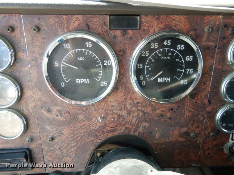 image for item HJ9719 2000 International 9200i  semi truck