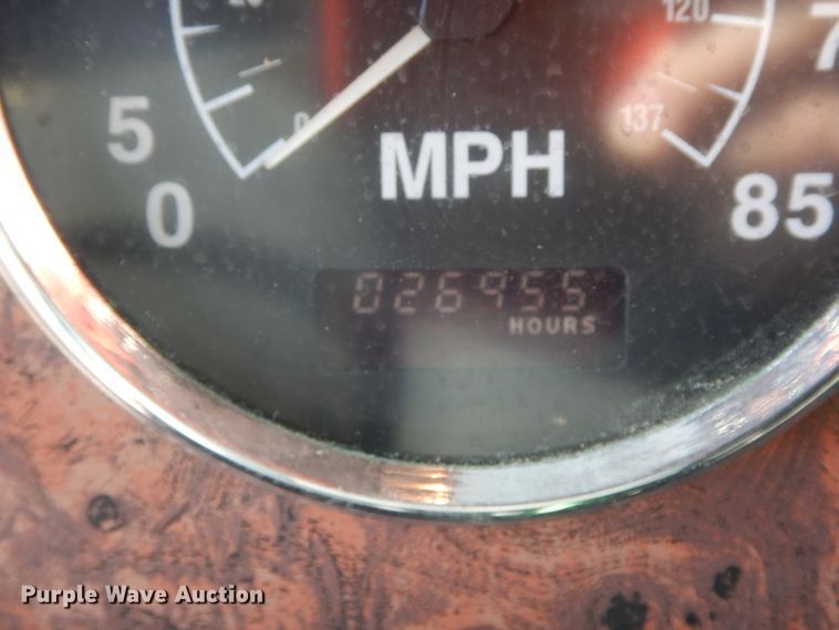 image for item HJ9719 2000 International 9200i  semi truck