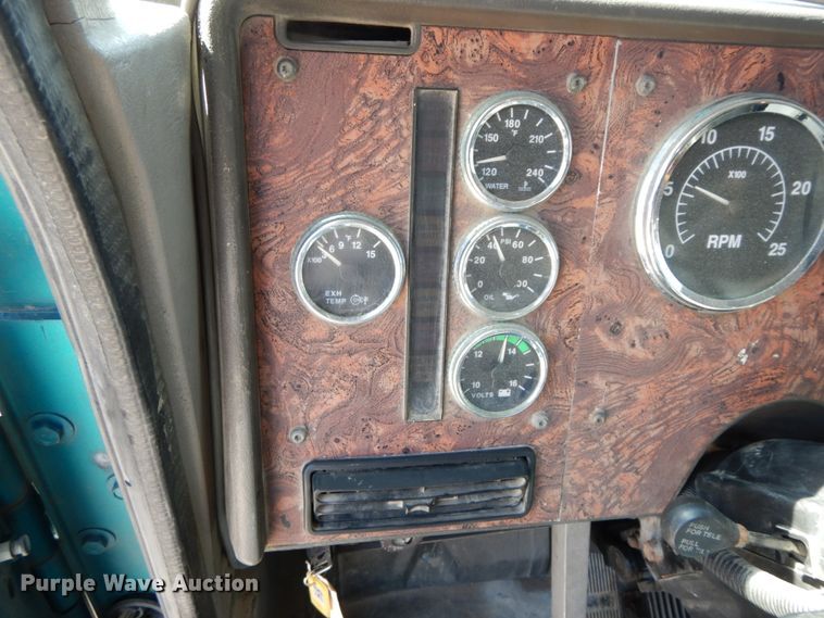 image for item HJ9719 2000 International 9200i  semi truck