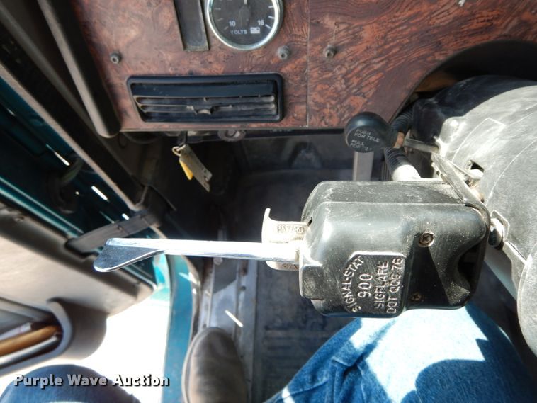 image for item HJ9719 2000 International 9200i  semi truck