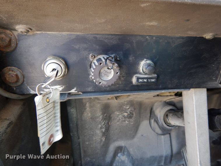 image for item HJ9719 2000 International 9200i  semi truck