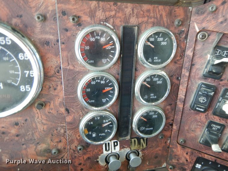 image for item HJ9719 2000 International 9200i  semi truck