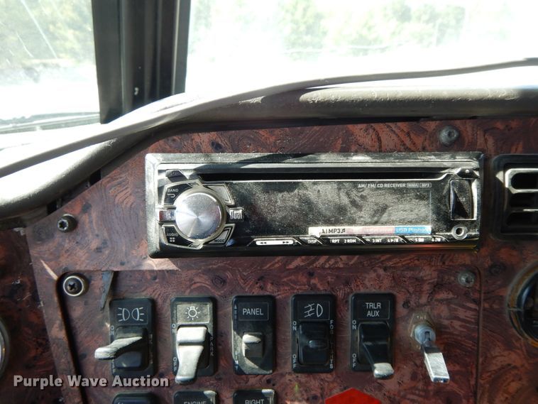 image for item HJ9719 2000 International 9200i  semi truck