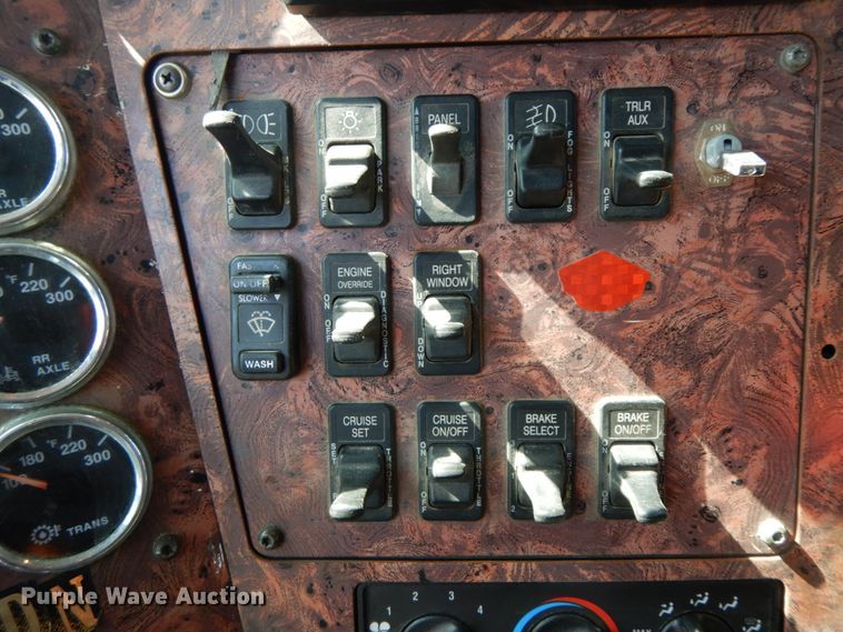 image for item HJ9719 2000 International 9200i  semi truck