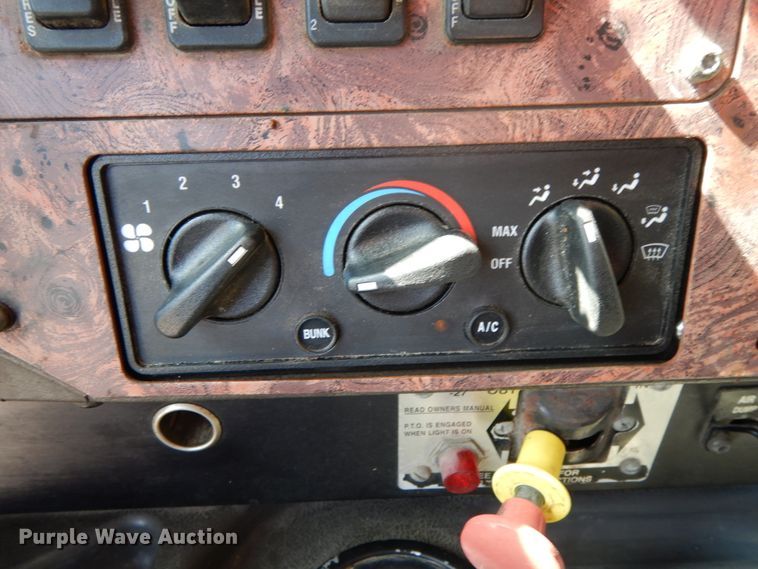 image for item HJ9719 2000 International 9200i  semi truck