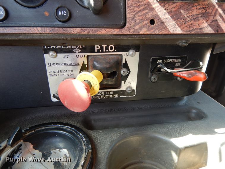 image for item HJ9719 2000 International 9200i  semi truck