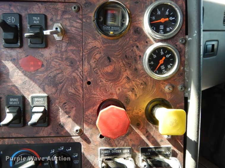 image for item HJ9719 2000 International 9200i  semi truck