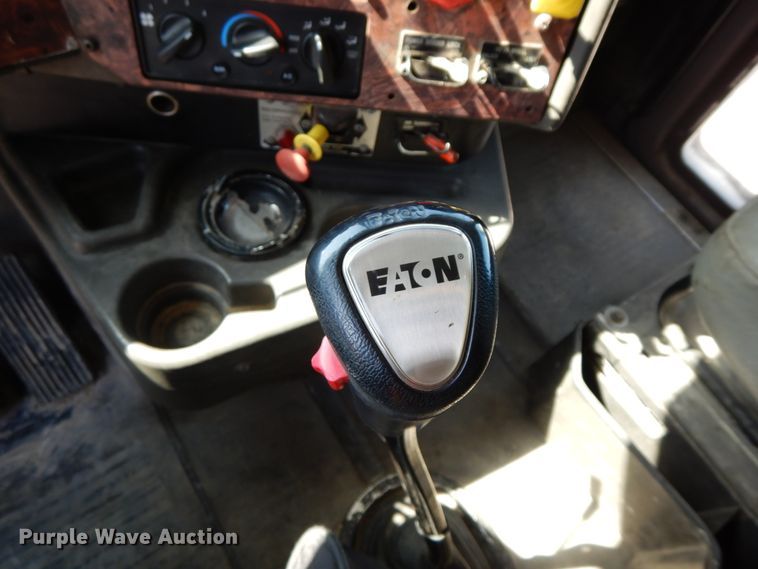 image for item HJ9719 2000 International 9200i  semi truck