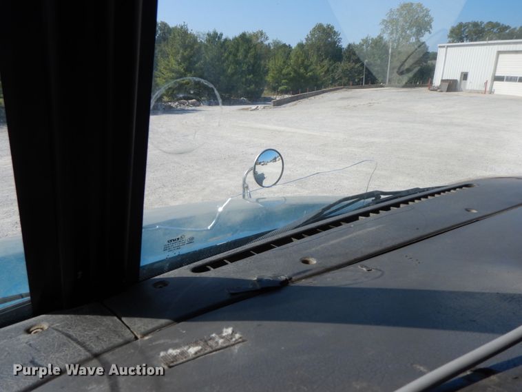 image for item HJ9719 2000 International 9200i  semi truck