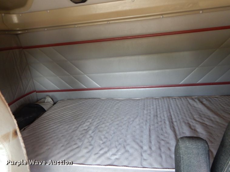 image for item HJ9719 2000 International 9200i  semi truck