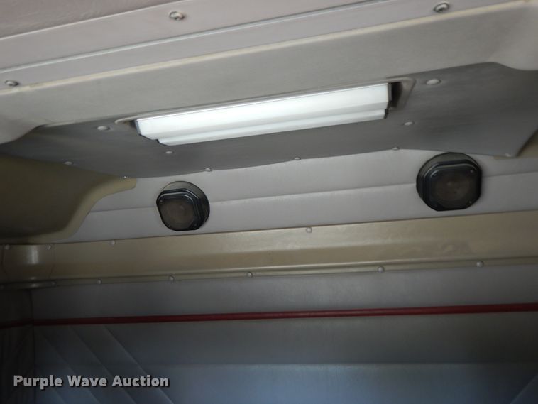 image for item HJ9719 2000 International 9200i  semi truck