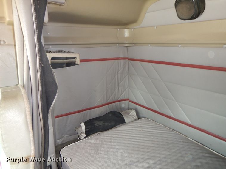 image for item HJ9719 2000 International 9200i  semi truck