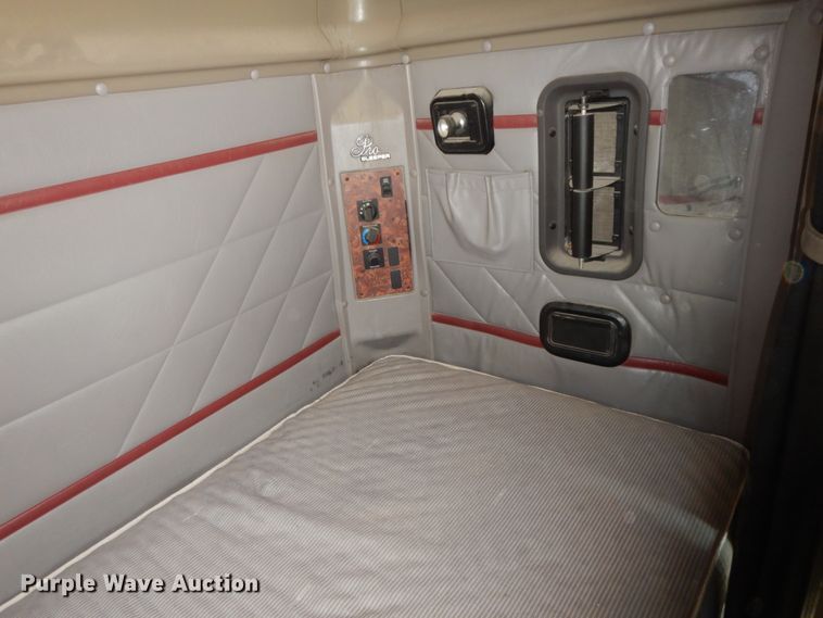 image for item HJ9719 2000 International 9200i  semi truck