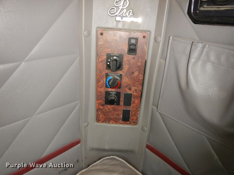 image for item HJ9719 2000 International 9200i  semi truck