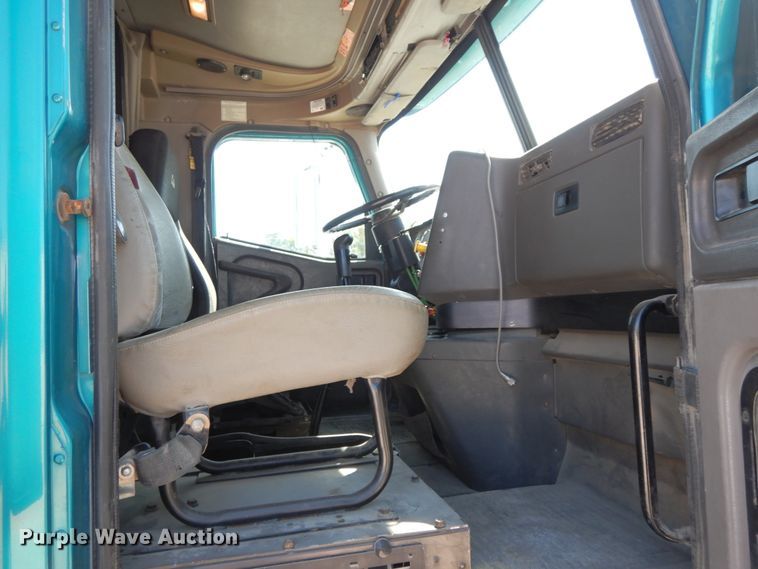 image for item HJ9719 2000 International 9200i  semi truck