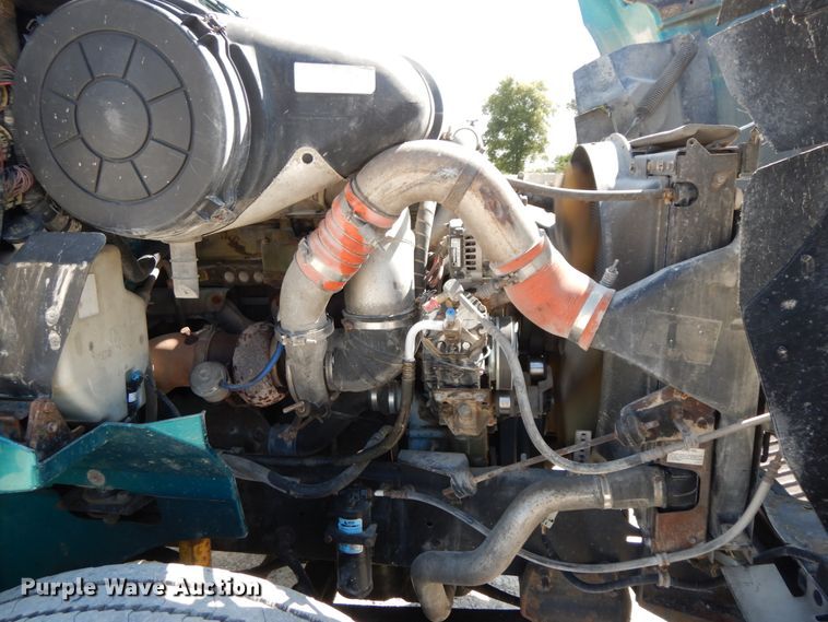 image for item HJ9719 2000 International 9200i  semi truck