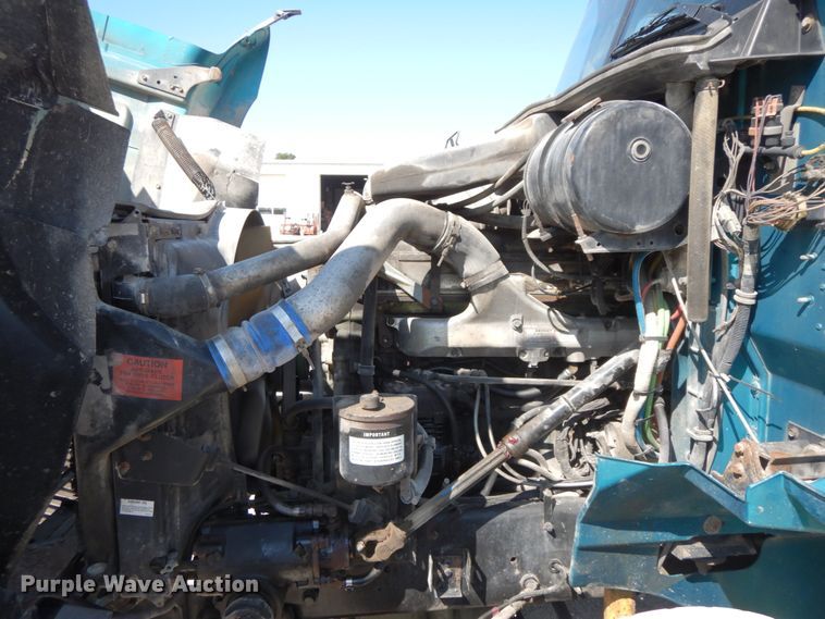 image for item HJ9719 2000 International 9200i  semi truck