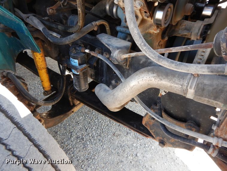 image for item HJ9719 2000 International 9200i  semi truck